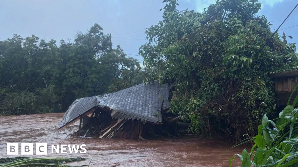 Thousands evacuated as Hawaii faces worst flooding in 20 years