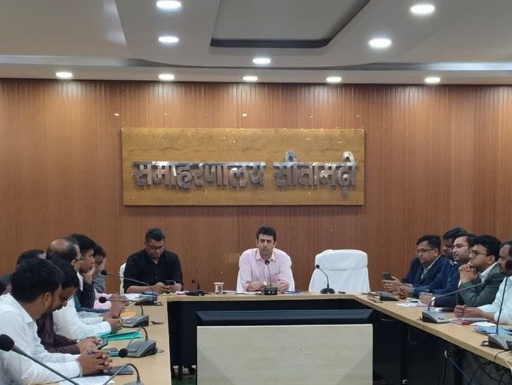 सीतामढ़ी में 3 लिपिकों पर डीएम का सख्त एक्शन:एक बर्खास्त, दूसरे की पेंशन कटी, तीसरे पर विभागीय जांच शुरू