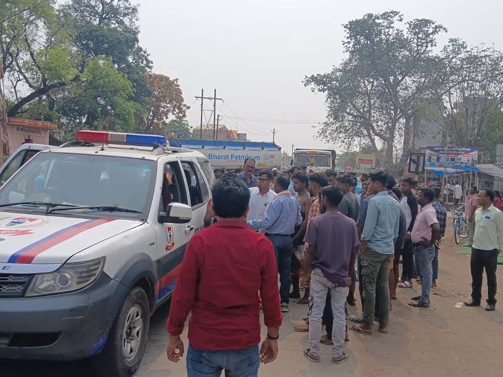 पिता की अस्थियां लेकर जा रहे बेटे की मौत:बोकारो में टेलर की टक्कर से गई जान, मुआवजे की मांग पर ग्रामीणों ने किया सड़क जाम