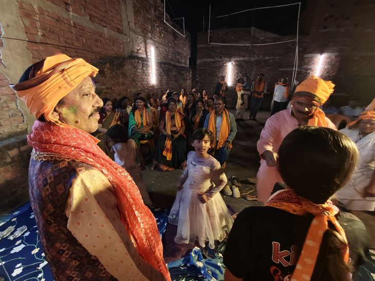 सनातन योग संस्थान का भव्य होली मिलन:फगुआ गीतों और रंग-अबीर के साथ मना उत्सव; मालपुआ-ठंडई के साथ दिखी भोजपुर की परंपरा