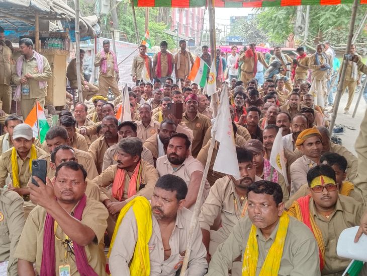 बेगूसराय में ड्राइवर एसोसिएशन का प्रदर्शन:पेंशन योजना, 20 लाख का बीमा और हेल्थ कार्ड देने की मांग; उग्र आंदोलन की चेतावनी