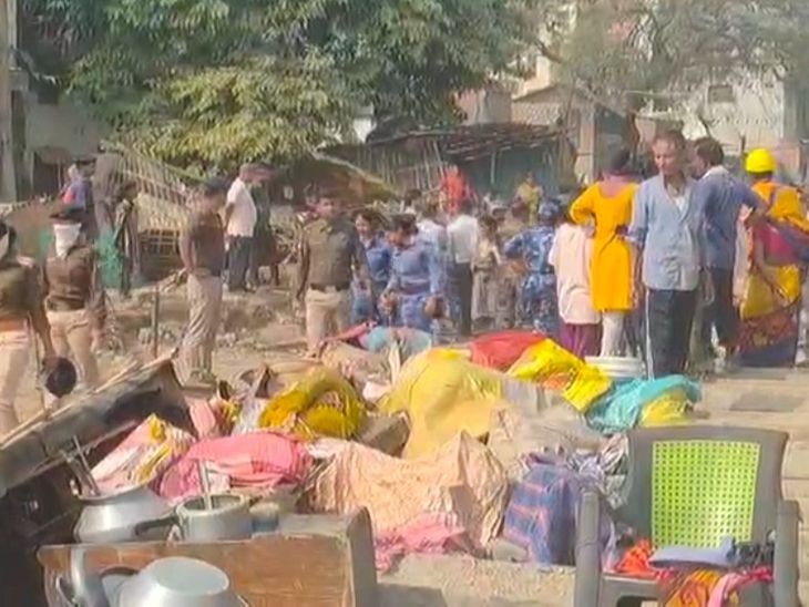 भागलपुर में रेलवे की जमीन से हटाएगा अतिक्रमण:भीखनपुर गुमटी नंबर-2 पर अवैध कब्जे पर चला बुलडोजर, 12 झोपड़ियां हटाई