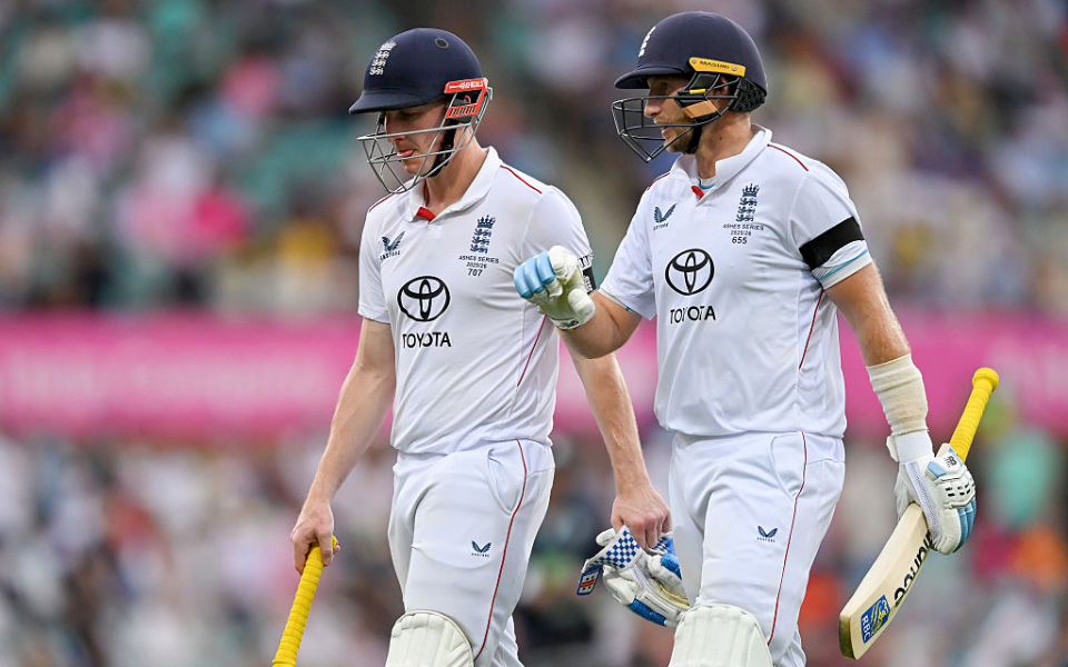 England ban players from talking about Ashes debacle