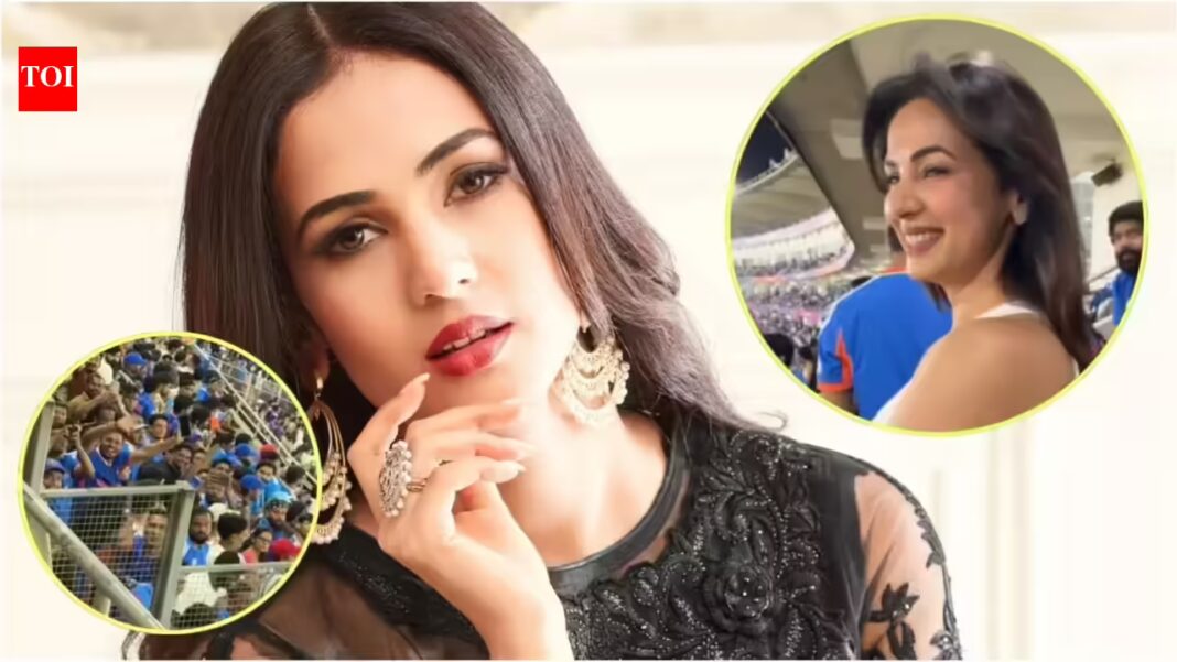 Sonal Chauhan blushes as crowd sings her ‘Zara Sa’ song live at India vs New Zealand T20 World Cup final – Video | Hindi Movie News
