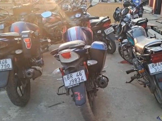 जमुई में 45 लीटर शराब-3 बाइक जब्त:तस्करों ने पड़ोसी के घर में घुसकर महिलाओं-बच्चों के साथ की मारपीट, 2 घायल