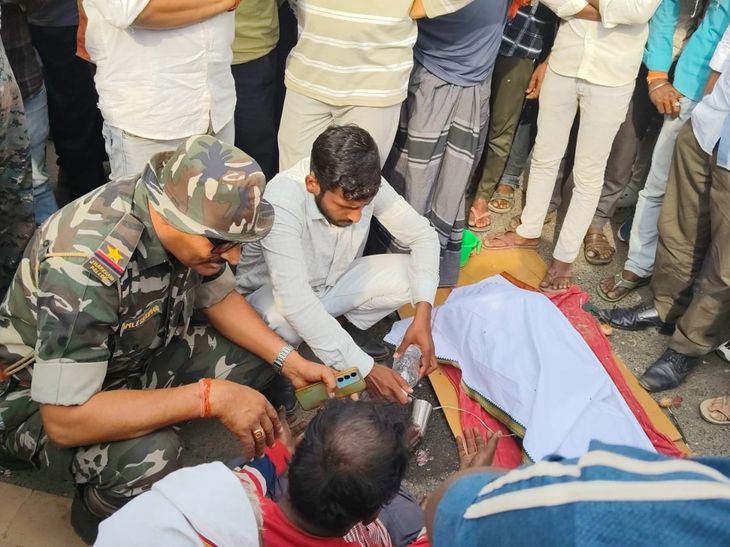 कार की चपेट में आने से छात्र की मौत:उग्र भीड़ ने मनातू-पाटन-तरहसी मुख्य पथ किया जाम, पुलिस पर किया हमला; दो जवान घायल