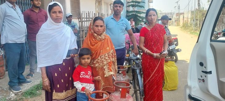 रसोई गैस के िलए महिलाएं लगा रहीं एजेंसी के चक्कर, एक ही जवाब- कल मिलेगी