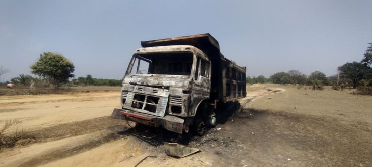अवैध पत्थर लदे हाइवा ने महिला को कुचला,उग्र भीड़ ने गाड़ी फूंकी