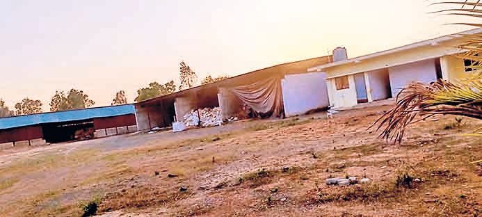 पचंबा लौहपिट्‌टी की माइका फैक्ट्री में छापेमारी, सैकड़ों बोरा डस्ट जब्त