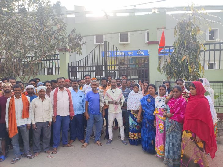 नवादा में नगर परिषद के सफाईकर्मी स्ट्राइक पर:5 मांगों को लेकर धरना, सैलरी इन्क्रीमेंट और DPF जमा करने की मांग