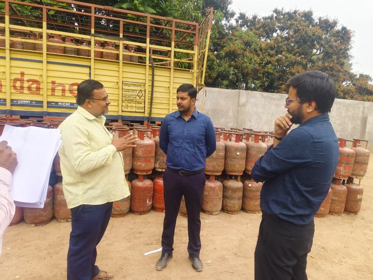 सीतामढ़ी में गैस किल्लत पर प्रशासन सख्त:एसडीएम-आपूर्ति पदाधिकारी ने गोदाम की जांच की, कालाबाजारी करने वालों को चेतावनी