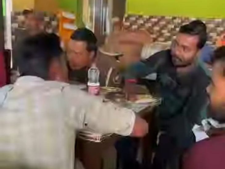 मधेपुरा में गोलीकांड के आरोपी को VIP ट्रीटमेंट:हथकड़ी में पुलिस संग होटल में खाया खाना, वीडियो वायरल होने पर 3 पुलिसकर्मी निलंबित
