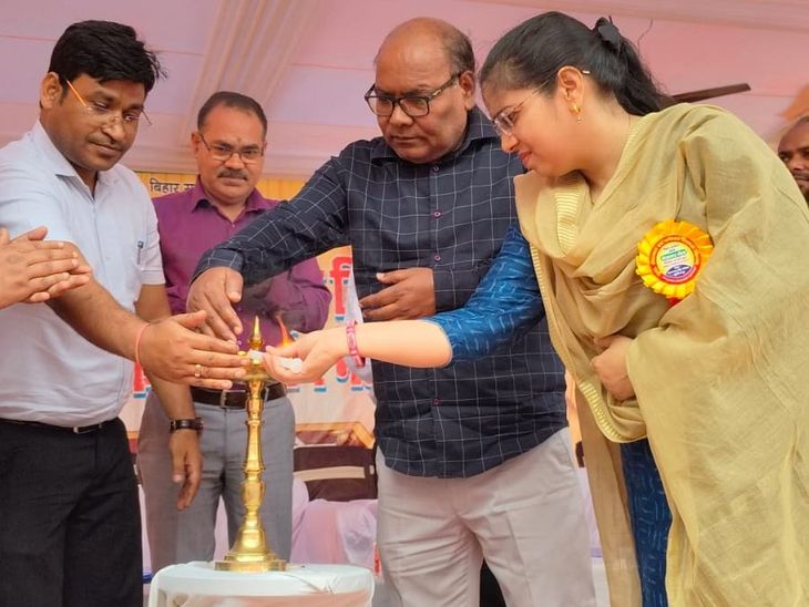 मुजफ्फरपुर में 35 कंपनियों ने युवाओं को दिए नियुक्ति पत्र:नियोजित मेला में स्टडी किट भी बांटा, डीएम बोले- युवाओं को आत्मनिर्भर बनाना उद्देश्य