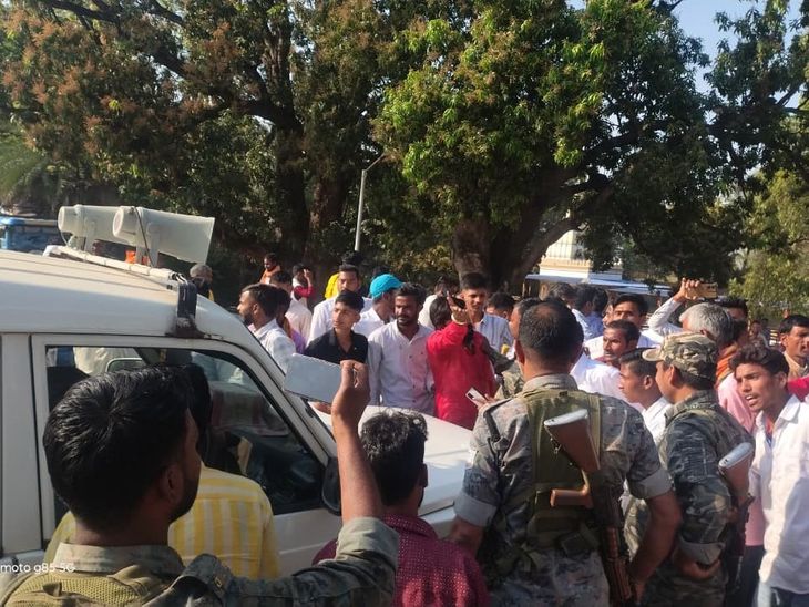 बाल विवाह कराने में 54 लोगों पर FIR:शादी रोकने पहुंची प्रशासन की टीम से हुई थी झड़प, लोगों ने किया था विरोध