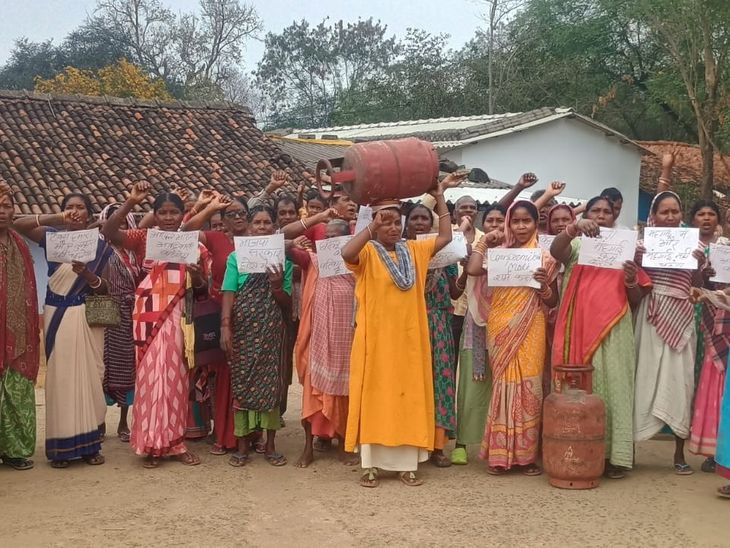 रसोई गैस सिलेंडर की बढ़ी कीमत के विरोध में प्रदर्शन:ग्रामीण महिलाओं ने केंद्र सरकार के खिलाफ की नारेबाजी, कीमत वृद्धि वापस लेने की मांग
