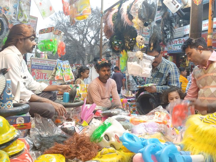 गोपालगंज में होली की धूम, बाजारों में भीड़:बच्चों की खास पिचकारियां बनी आकर्षण, ड्रोन से निगरानी, सुरक्षा के कड़े इंतजाम गोपालगंज में होली की धूम, बाजारों में भीड़:बच्चों की खास पिचकारियां बनी आकर्षण, ड्रोन से निगरानी, सुरक्षा के कड़े इंतजाम