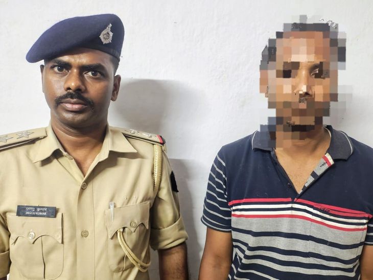 मुजफ्फरपुर पुलिस ने कुख्यात बदमाश को किया अरेस्ट:मोतिहारी में लूट-डकैती के मामलों में था फरार, घर में हुई छापेमारी में पकड़ाया