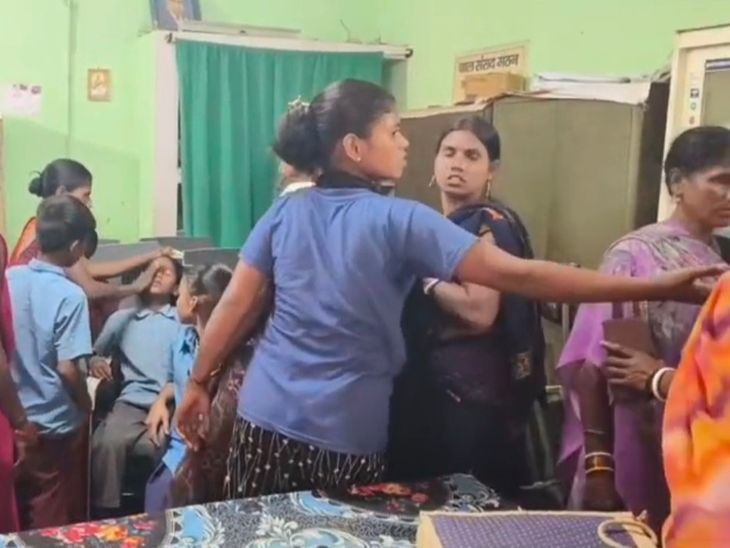 शेखपुरा में कैंसर टीके को लेकर अफवाह:स्कूल पर ग्रामीणों का हमला; शिक्षकों से मारपीट, टीकाकर्मियों को बनाया बंधक