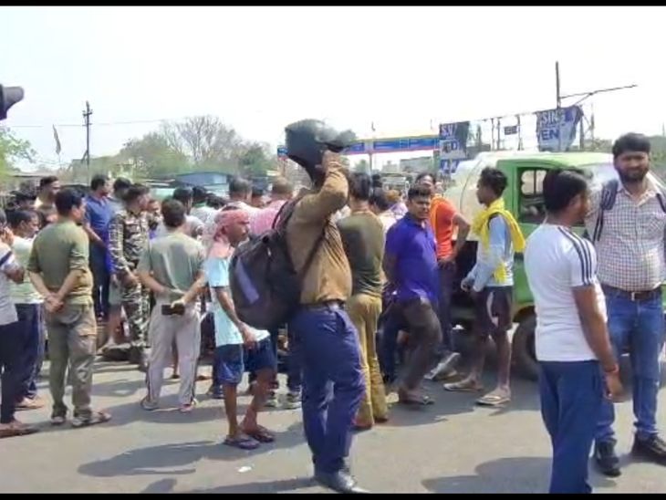 बोकारो में मॉर्निंग वॉक कर रही महिला की मौत:अज्ञात वाहन की टक्कर से हादसा, परिजनों ने किया सड़क जाम