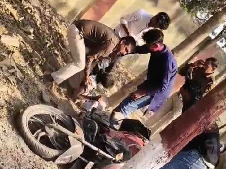 मोतिहारी में थानाध्यक्ष ने सरकारी गाड़ी से पहुंचाया अस्पताल:मोतिहारी में सड़क हादसे में दो युवक घायल, सदर अस्पताल में भर्ती, हालत स्थिर