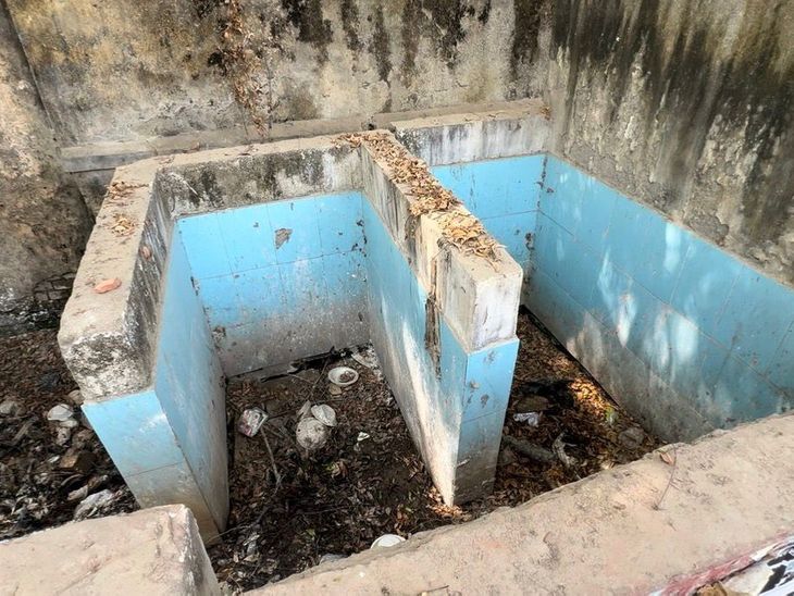 नवादा नगर परिषद के वॉशरूम में गंदगी, पानी की किल्लत:महिलाओं को हो रही परेशानी, प्रजातंत्र चौक पर लिया जा रहा शुल्क