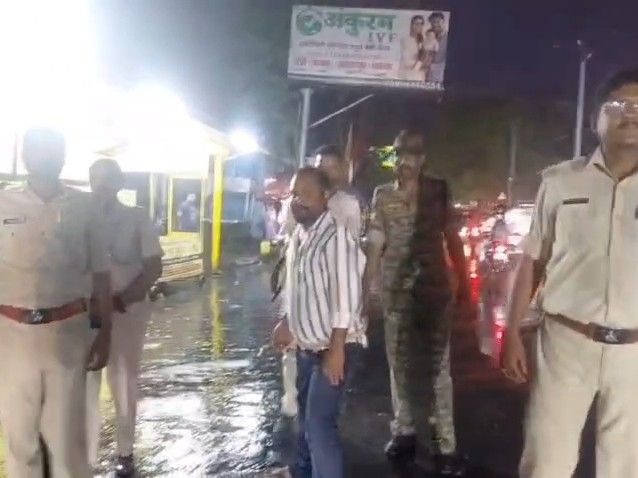 रंगदारी मांगने के मामले में आरोपी गिरफ्तार:धनबाद पुलिस ने सिटी सेंटर से होटल तक पैदल घुमाया, अन्य आरोपियों की तलाश जारी
