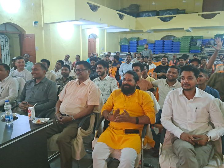 हवेली खड़गपुर टाउन हॉल में भारत-न्यूजीलैंड मैच का प्रसारण:डीएम के निर्देश पर सैकड़ों क्रिकेट प्रेमियों ने लिया आनंद