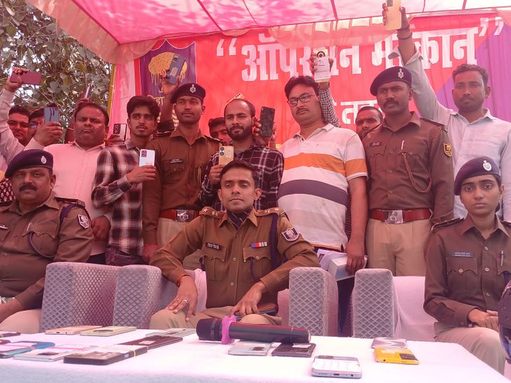 गोपालगंज में ‘ऑपरेशन मुस्कान’ की बड़ी सफलता:70 मोबाइल और 9 चोरी की बाइक बरामद, SP ने खुद लौटाए सामान