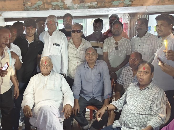 मुंगेर में सम्राट चौधरी के कार्यालय पर जश्न:राज्यसभा चुनाव में जीत के बाद कार्यकर्ताओं ने मिठाई बांटी, आतिशबाजी की