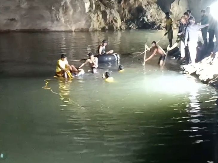 हजारीबाग में अवैध पत्थर खदान में डूबा किशोर:दोस्तों संग नहाने गया था; 20 घंटे बाद भी लापता, लोगों ने की NDRF बुलाने की मांग