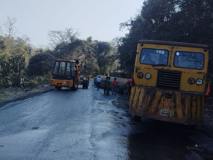कोडरमा घाटी में केमिकल टैंकर पलटा:चालक और उपचालक सुरक्षित, रांची-पटना मुख्य मार्ग घंटों रहा बाधित