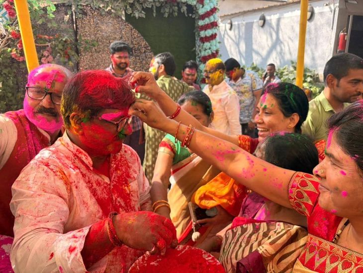 खगड़िया में एनडीए, राजद, कांग्रेस ने मनाया होली मिलन समारोह:नेताओं-कार्यकर्ताओं में दिखा उत्साह, एकजुटता और सौहार्द का दिया संदेश