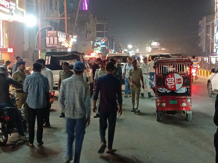 ड्राइविंग लाइसेंस, रजिस्ट्रेशन सर्टिफिकेट और बीमा साथ रखें:बेतिया में पुलिस मुख्यालय के निर्देश पर वाहन चेकिंग अभियान