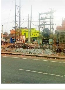 स्टील गेट : डस्ट डालकर ढंका जर्जर सड़क