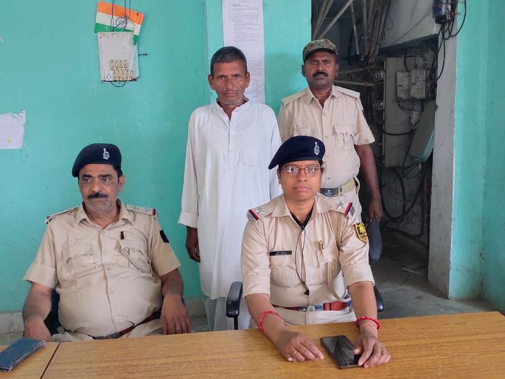 दहेज-हत्या मामले में नामजद आरोपी गिरफ्तार:कोंच पुलिस ने मुखबिर की सूचना पर छापेमारी कर पकड़ा, न्यायिक हिरासत में भेजा गया