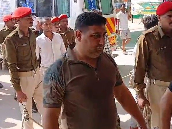 भोजपुरी सिंगर रोशन रोही समेत 18 गिरफ्तार:होली मिलन समारोह में हुई थी फायरिंग-पत्थरबाजी, रागगीर को लगी थी बुलेट भोजपुरी सिंगर रोशन रोही समेत 18 गिरफ्तार:होली मिलन समारोह में हुई थी फायरिंग-पत्थरबाजी, रागगीर को लगी थी बुलेट