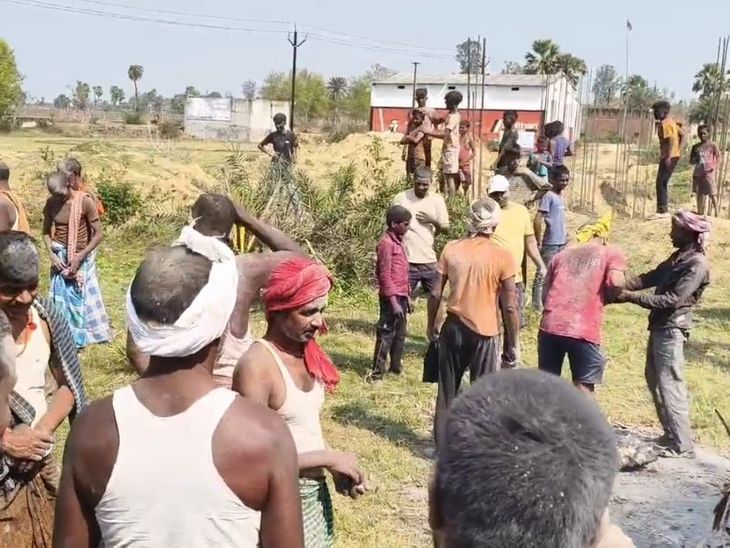 नवादा में कुर्ता फाड़ होली की धूम:युवाओं की टोलियां रंग-कीचड़ में मस्ती, ढोल-नगाड़ों पर फगुआ, बाजारों में सफेद कुर्ते की बढ़ी खरीदारी