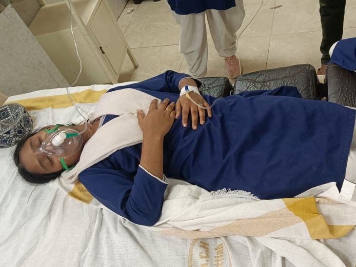 बेतिया में होमगार्ड ने छात्र को मोबाइल चोर समझकर पीटा:बचाने आई बहन भी घायल; अस्पताल में भर्ती, जवान फरार