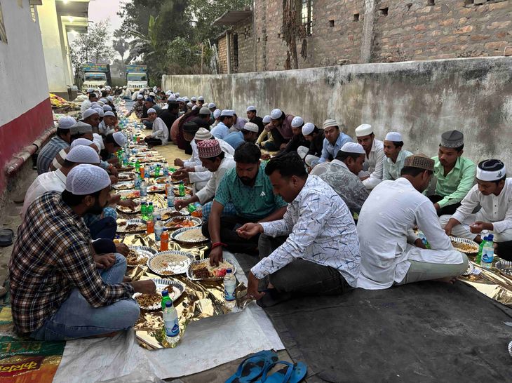 गंगा-जमुनी तहजीब का मिसाल बना मोतिहारी का हार्दियाबाद गांव:सभी समुदायों के लोगों ने रोजेदारों के लिए इफ्तार की व्यवस्था की, सर्वधर्म सहयोग से मना रमजान
