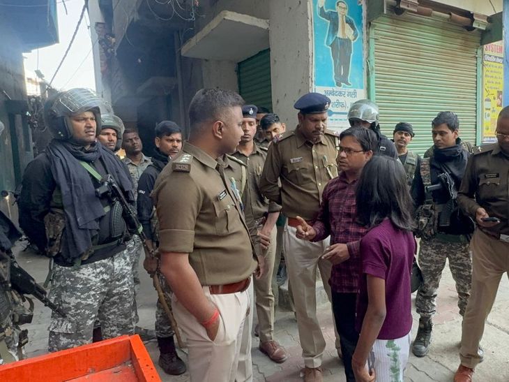 नवादा के बेली शरीफ में गाड़ी पार्किंग विवाद:दो गुट भिड़े, दो घायल, वाहन क्षतिग्रस्त, भारी पुलिस बल तैनात