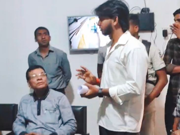 शेखपुरा रामाधीन कॉलेज में छात्रों से अवैध वसूली-मारपीट:छात्र राजद ने ज्ञापन सौंपा, दोषियों के खिलाफ कार्रवाई की मांग, कार्रवाई न होने पर आंदोलन की चेतावनी