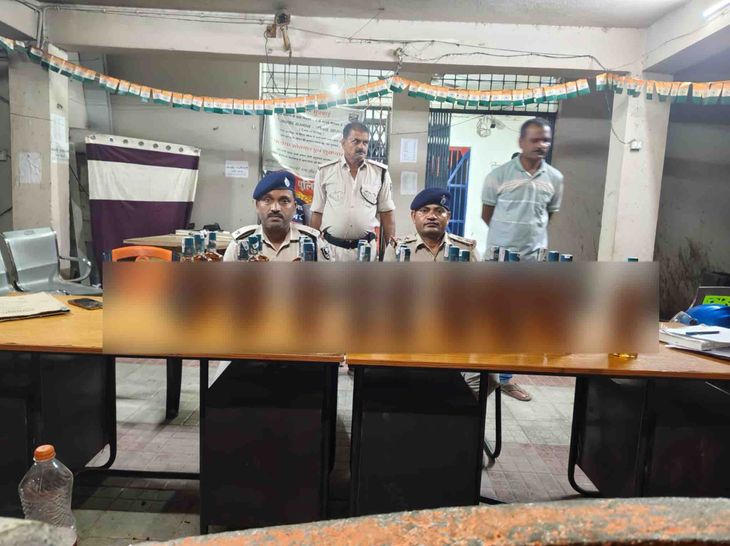 मोतिहारी में ट्रॉली बैग में अंग्रेजी शराब मिली:पुलिस पहुंचते ही तस्कर फरार, कई बोतलें बरामद; CCTV से पहचान की कोशिश