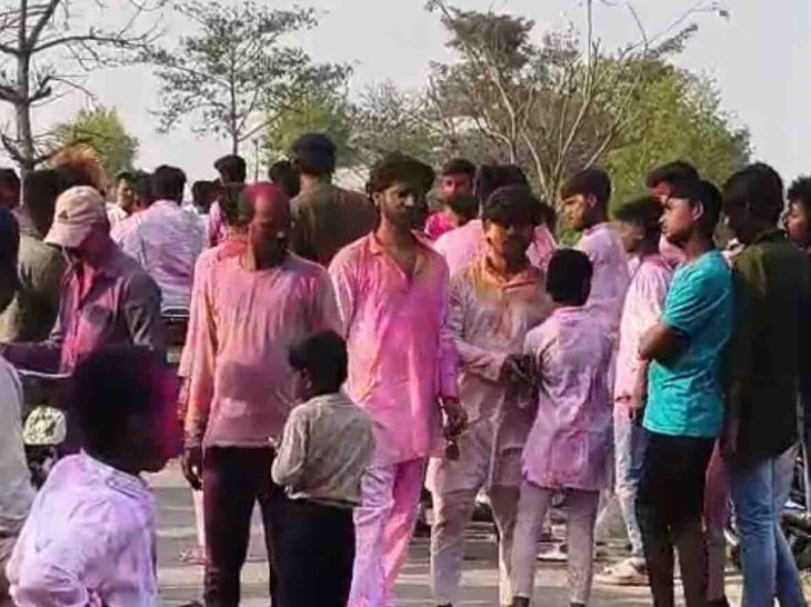 मोतिहारी में नहर में गिरी बाइक, पुजारी की मौत:टूटी रेलिंग की वजह से हादसा, ग्रामीण बोले- एक साल में कई जानें जा चुकी हैं