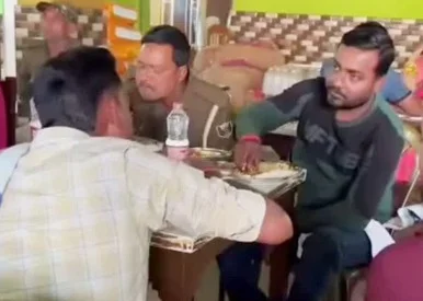 तीन पुलिसकर्मी सस्पेंड : टुच्चे से बदमाश को पुलिसकर्मी देते रहे VIP ट्रीटमेंट, रेस्टोरेंट में खाया खाना, रास्ते भर बनवाया Reel, प्राइवेट गाड़ी पर टूर, तीन पुलिसकर्मी सस्पेंड img 20260304 wa0015