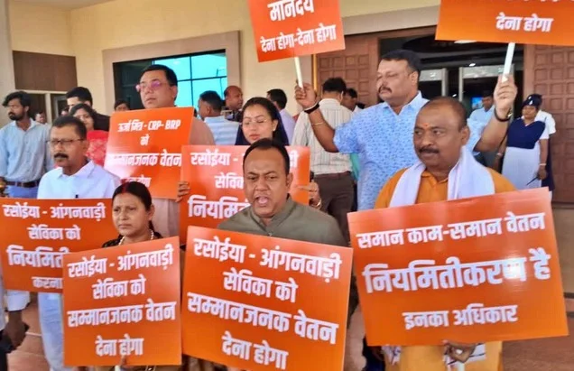 झारखंड: आंगनबाड़ी सेविका-सहायिका के मानदेय बढोत्तरी को लेकर विधानसभा में हंगामा, भाजपा ने तख्तियां लेकर की नारेबाजी, इरफान अंसारी ने किया पलटवार…