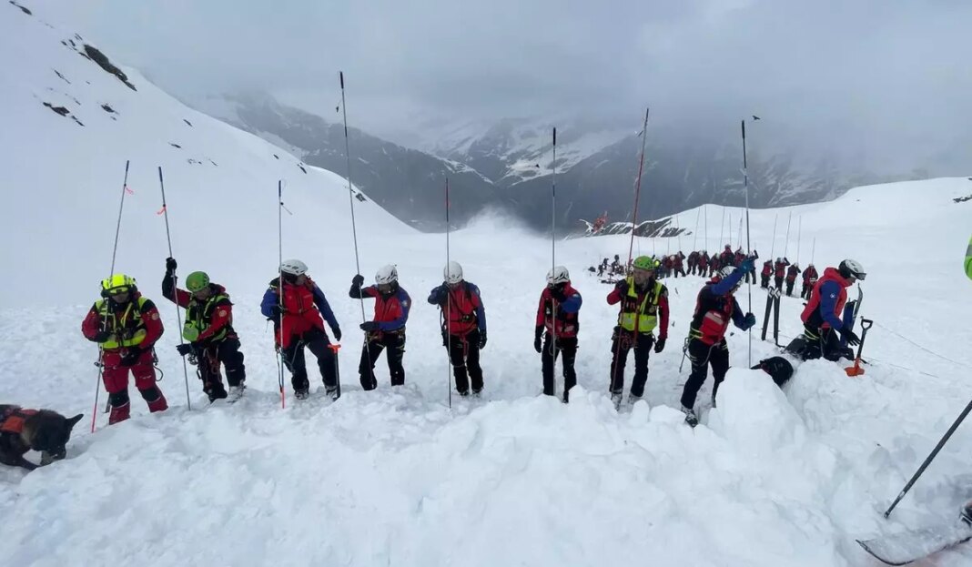 A deadly South Tyrol avalanche kills 2 skiers, trapping 25 near the Austria border
