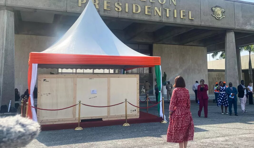 France returns a sacred drum looted during the colonial era to Ivory Coast