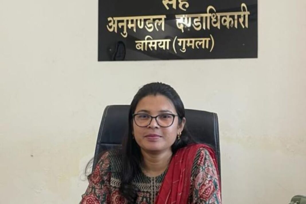 ऑटोग्राफ लेने वाला नहीं, देने वाला बनो"… अफसर की एक बात चुभ गई और बन गयी अधिकारी