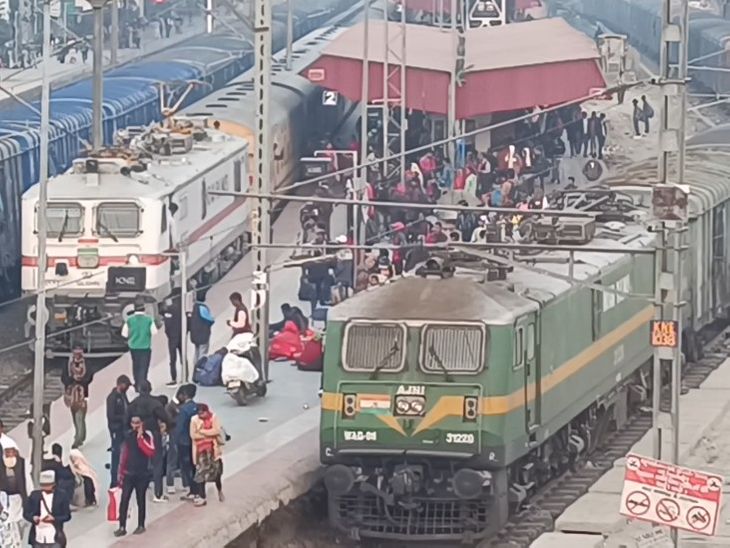होली से पहले किशनगंज स्टेशन पर भारी भीड़:कन्फर्म टिकट के लिए जद्दोजहद, सामान्य बोगी में सफर की मजबूरी, 14 जोड़ी होली स्पेशल ट्रेनें शुरू