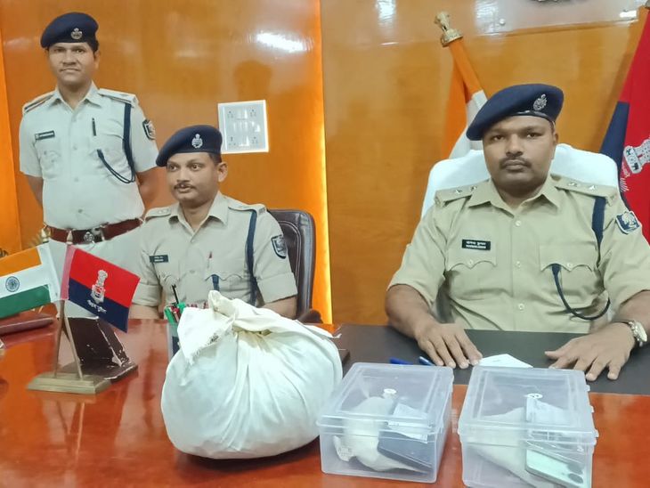 राजनगर पुलिस ने चार हिस्ट्रीशीटर अपराधी किए गिरफ्तार:मधुबनी में बैंककर्मी लूट का खुलासा; अवैध हथियार, गांजा, लूटी बाइक बरामद